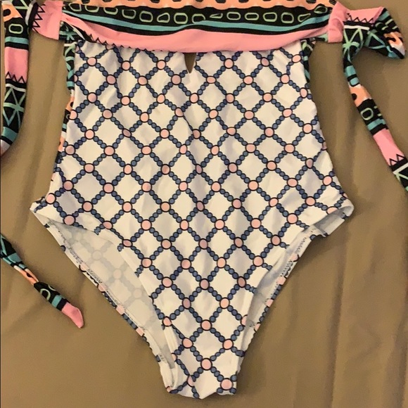 Bikinis - Picture 3 of 5